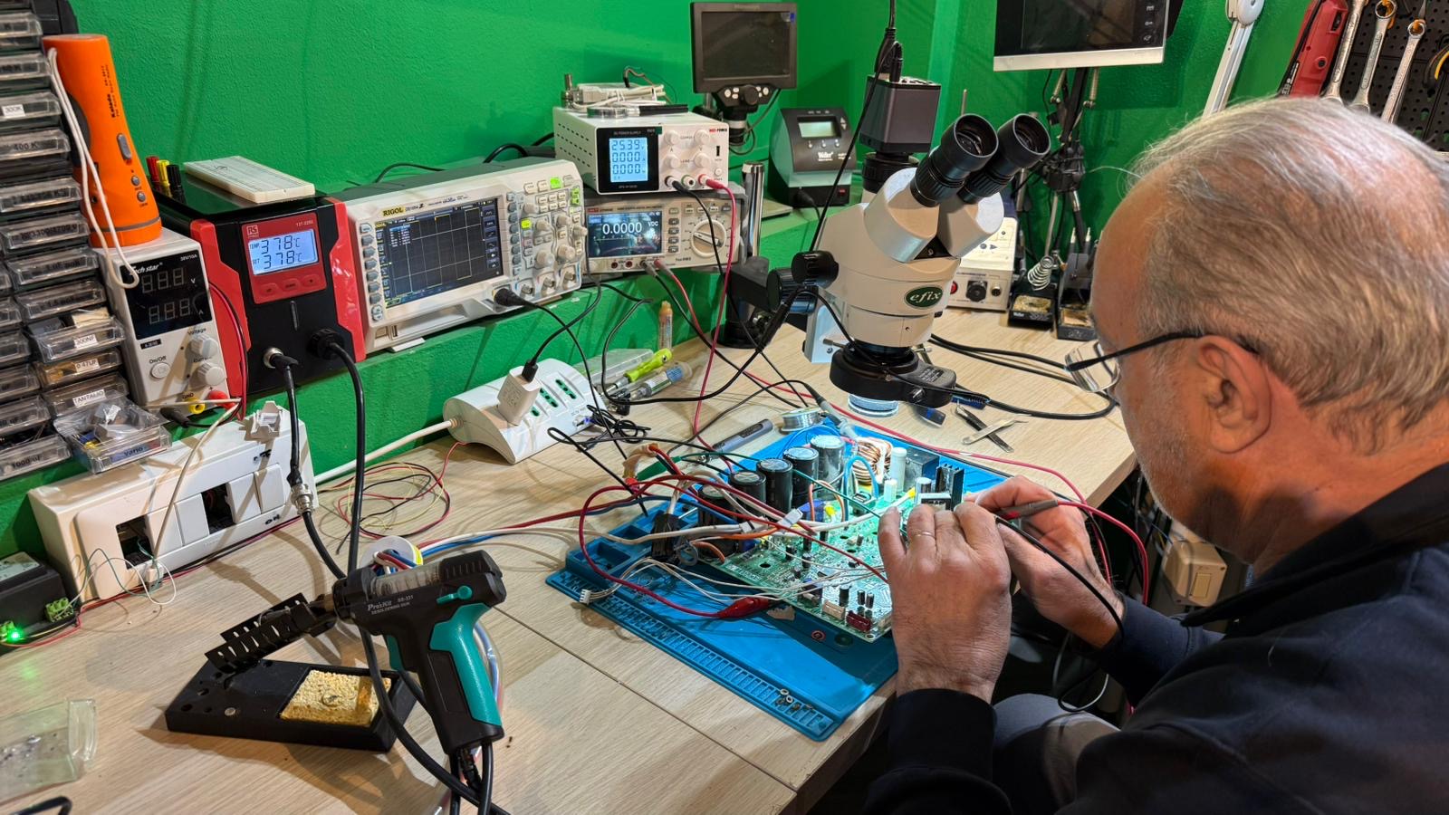 Analisi di una scheda elettronica al banco con oscilloscopio e microscopio